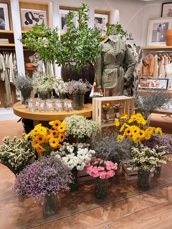 Set up a floral bar to wow and impress guest with unique flowers and door gifts for product launch party. Perfect for wedding gifts, press events, pop-ups, bridal showers, birthday parties, corporate dinner and dance, and more!