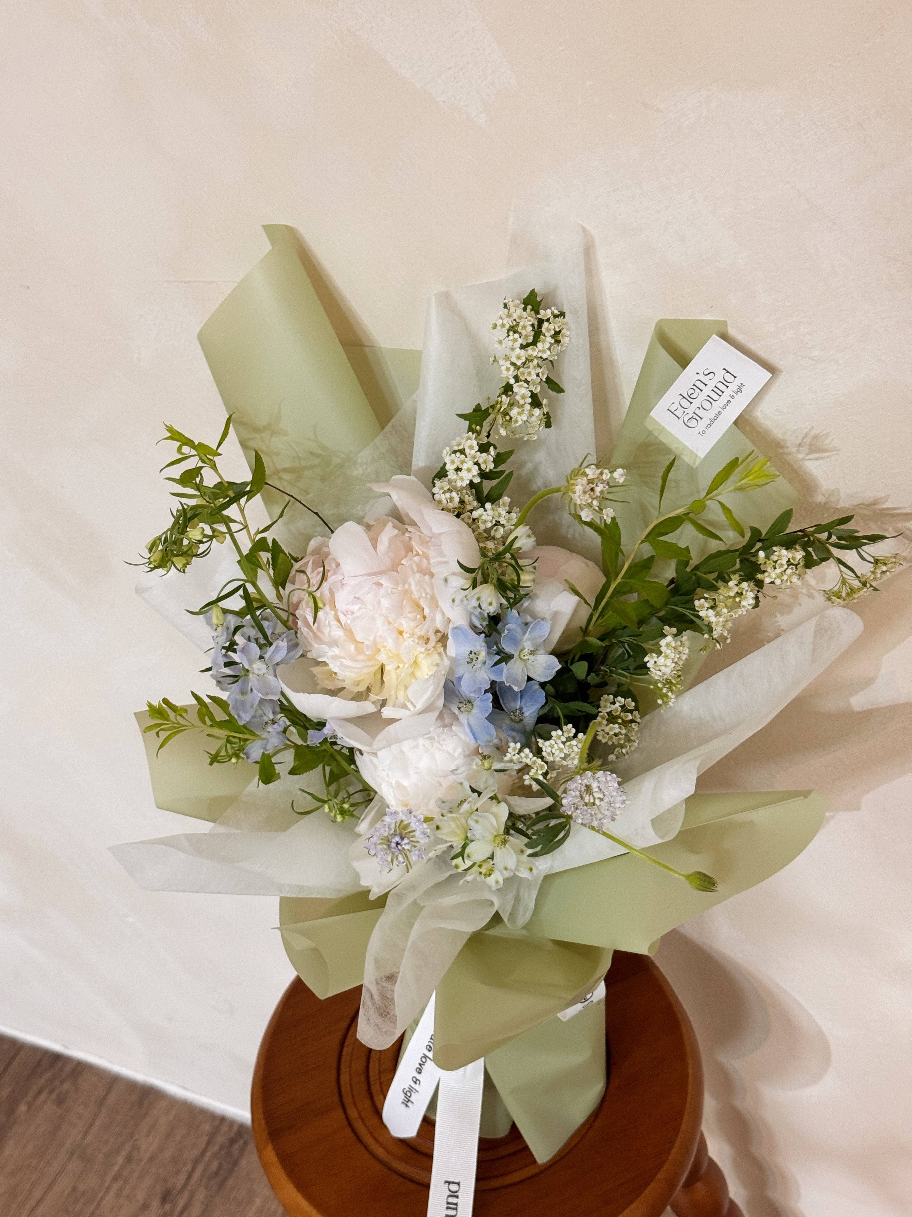 Fresh flower bouquet of the week, curated with seasonal blooms freshly sourced by Eden’s Ground in Singapore. A fuss free ready to pick up option available with free delivery for orders above $100.