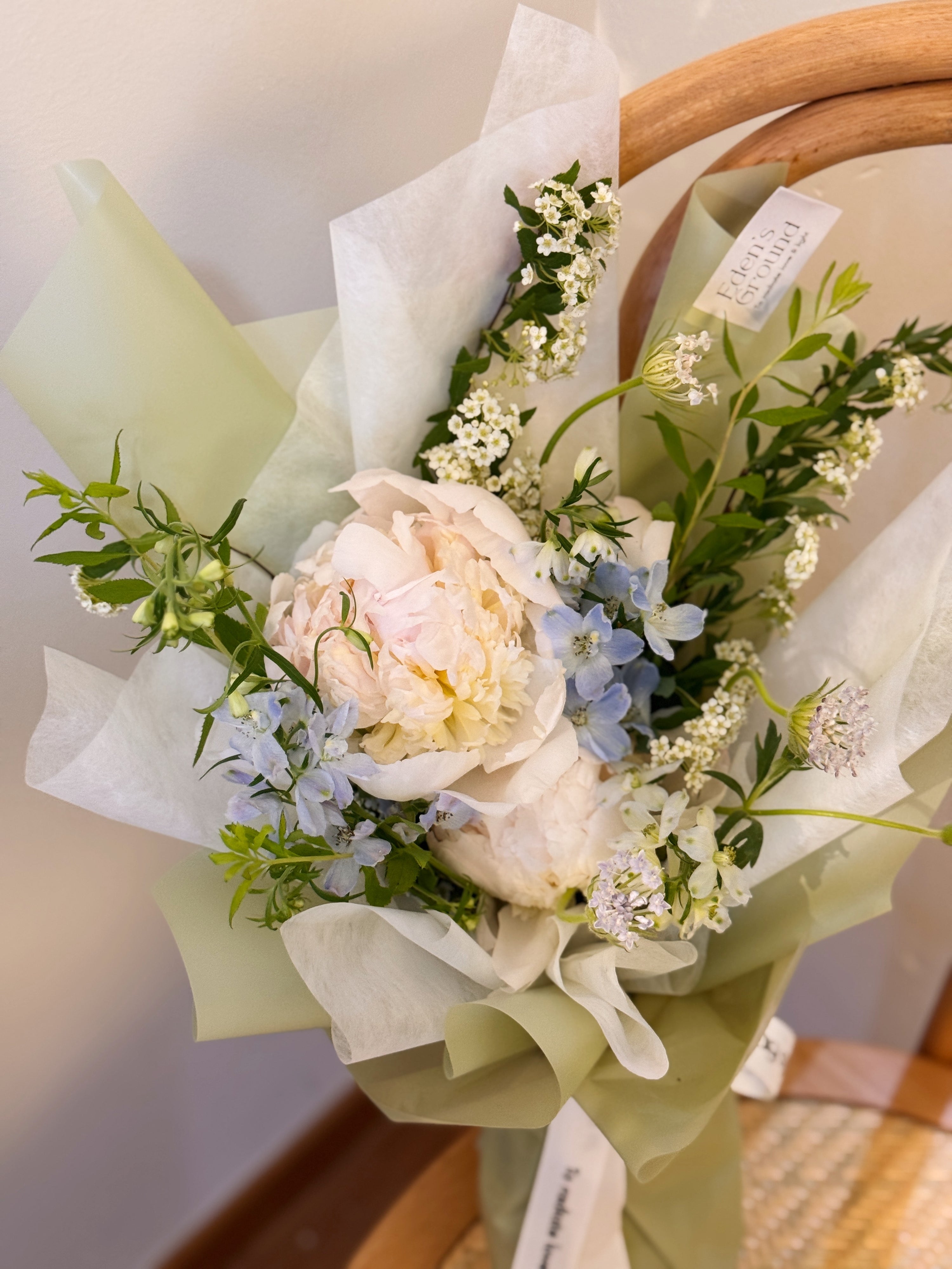 Fresh flower bouquet of the week, curated with seasonal blooms freshly sourced by Eden’s Ground in Singapore. A fuss free ready to pick up option available with free delivery for orders above $100.