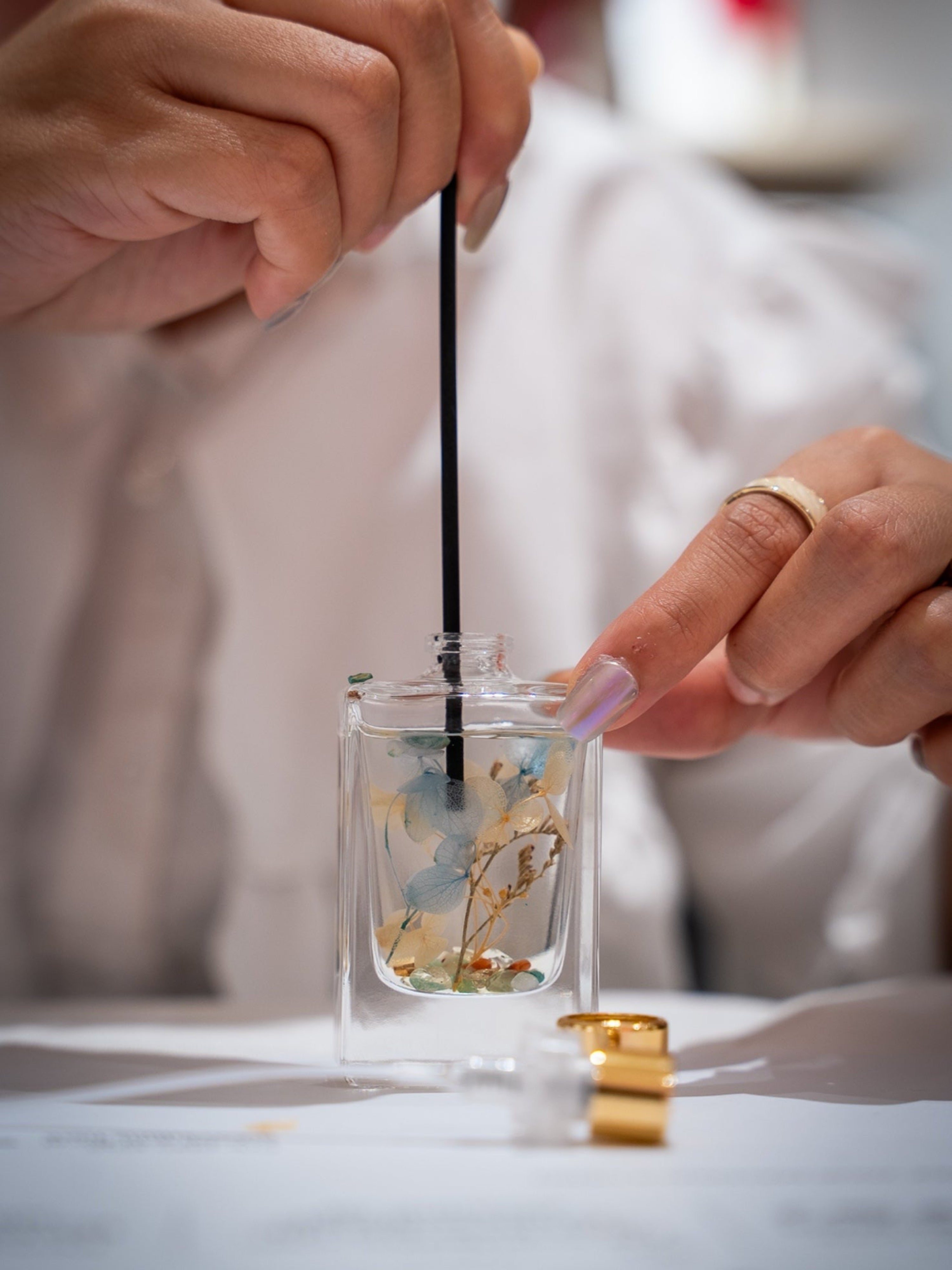 Valentine's Day Room Mist Perfume Making Workshop in Singapore. Create your own scent and fragrance with flowers arrangement. Cosy size and intimate studio, it's the perfect couple activity or date idea to get into the mood of love.