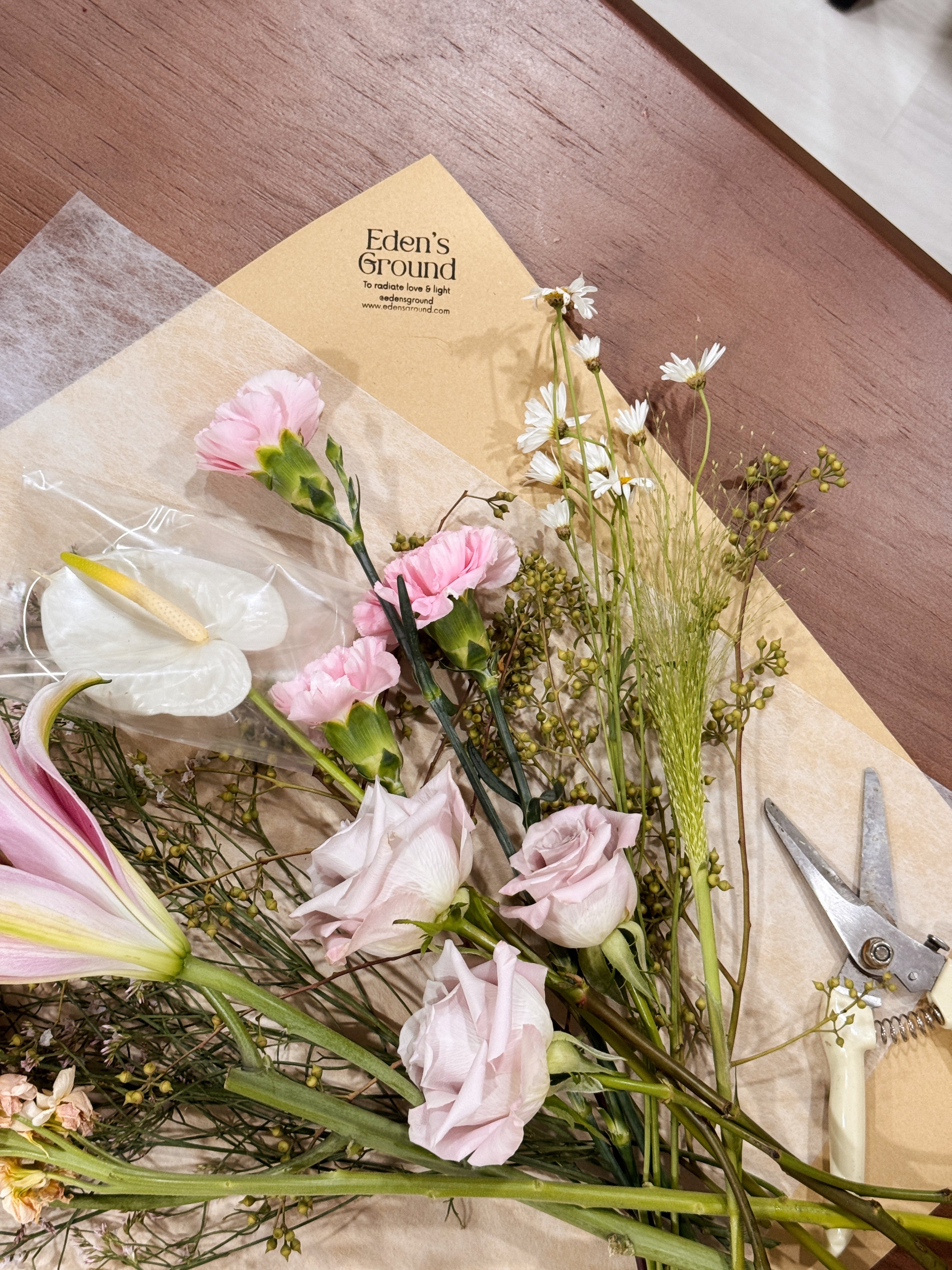 Enjoy the beauty of seasonal blooms delivered to your doorstep with Eden’s Ground fresh flower subscription. Either DIY or ready to enjoy, these thoughtfully curated arrangements, designed to brighten your space and bring a touch of nature into your everyday.
