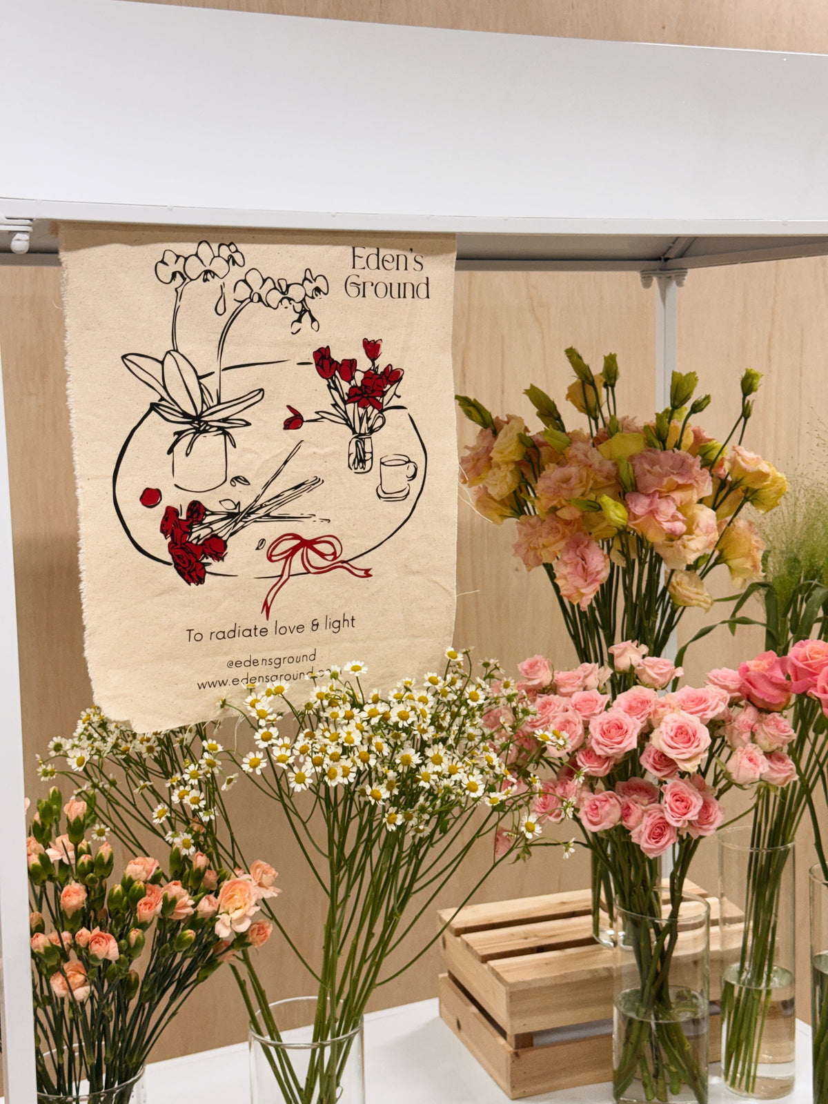 Bring in a floral bar cart to wow and impress guest with unique flowers and door gifts for product launch party. Perfect for wedding gifts, press events, pop-ups, bridal showers, birthday parties, corporate dinner and dance, and more!