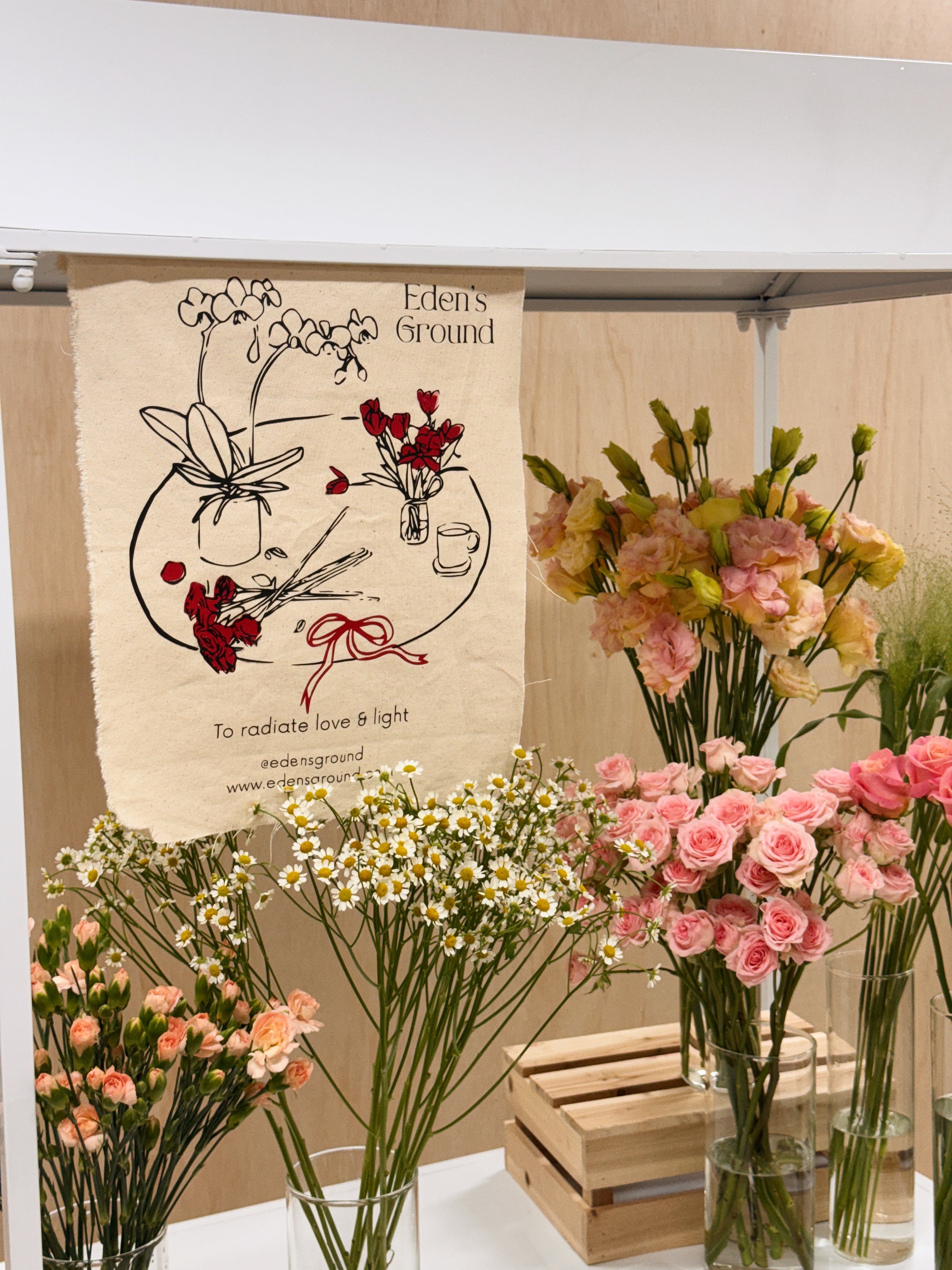 Bring in a floral bar cart to wow and impress guest with unique flowers and door gifts for product launch party. Perfect for wedding gifts, press events, pop-ups, bridal showers, birthday parties, corporate dinner and dance, and more!