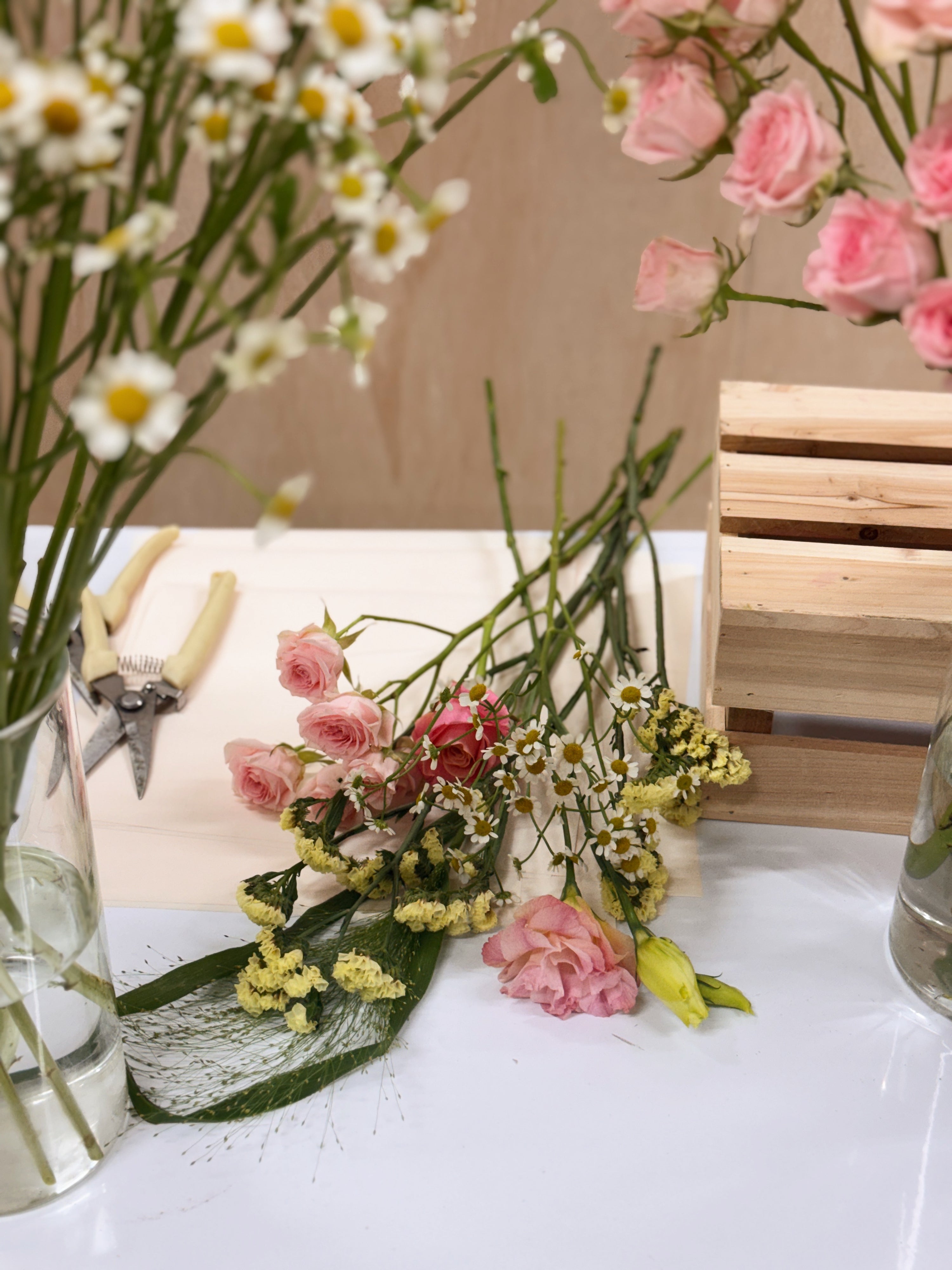Set up a floral bar to wow and impress guest with unique flowers and door gifts for product launch party. Perfect for wedding gifts, press events, pop-ups, bridal showers, birthday parties, corporate dinner and dance, and more!