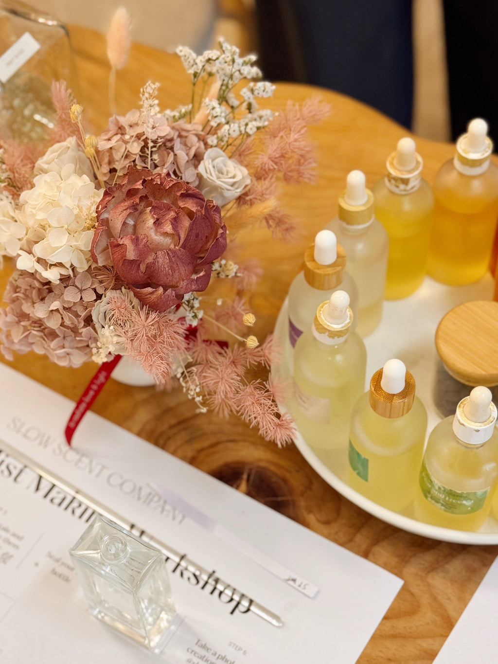 Bachelorette or birthday party, date night, weekend activity flower arranging and perfume room mist making workshop in Singapore. Create your own flower arrangement using a variety of preserved everlasting flowers, foliage and natural textures. Cosy size and intimate studio, it's the perfect couple activity or date idea to get into the mood of love.