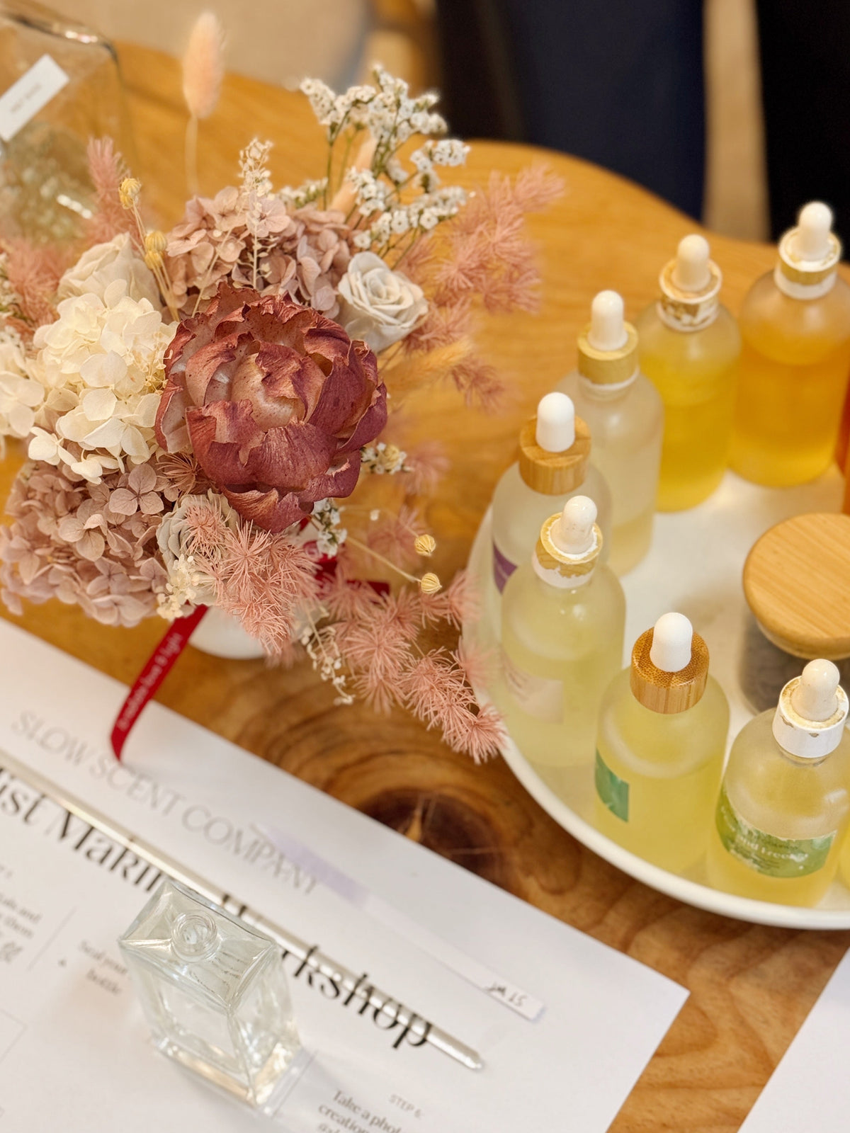 Bachelorette or birthday party, date night, weekend activity flower arranging and perfume room mist making workshop in Singapore. Create your own flower arrangement using a variety of preserved everlasting flowers, foliage and natural textures. Cosy size and intimate studio, it's the perfect couple activity or date idea to get into the mood of love.