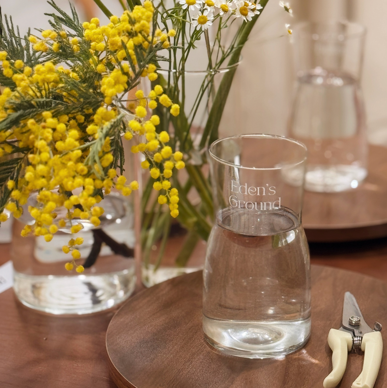 Floral Workshops by Eden's Ground, a floral design boutique in Singapore. Choose from fresh flowers, to preserved and dried flowers to work with in this hobby class.