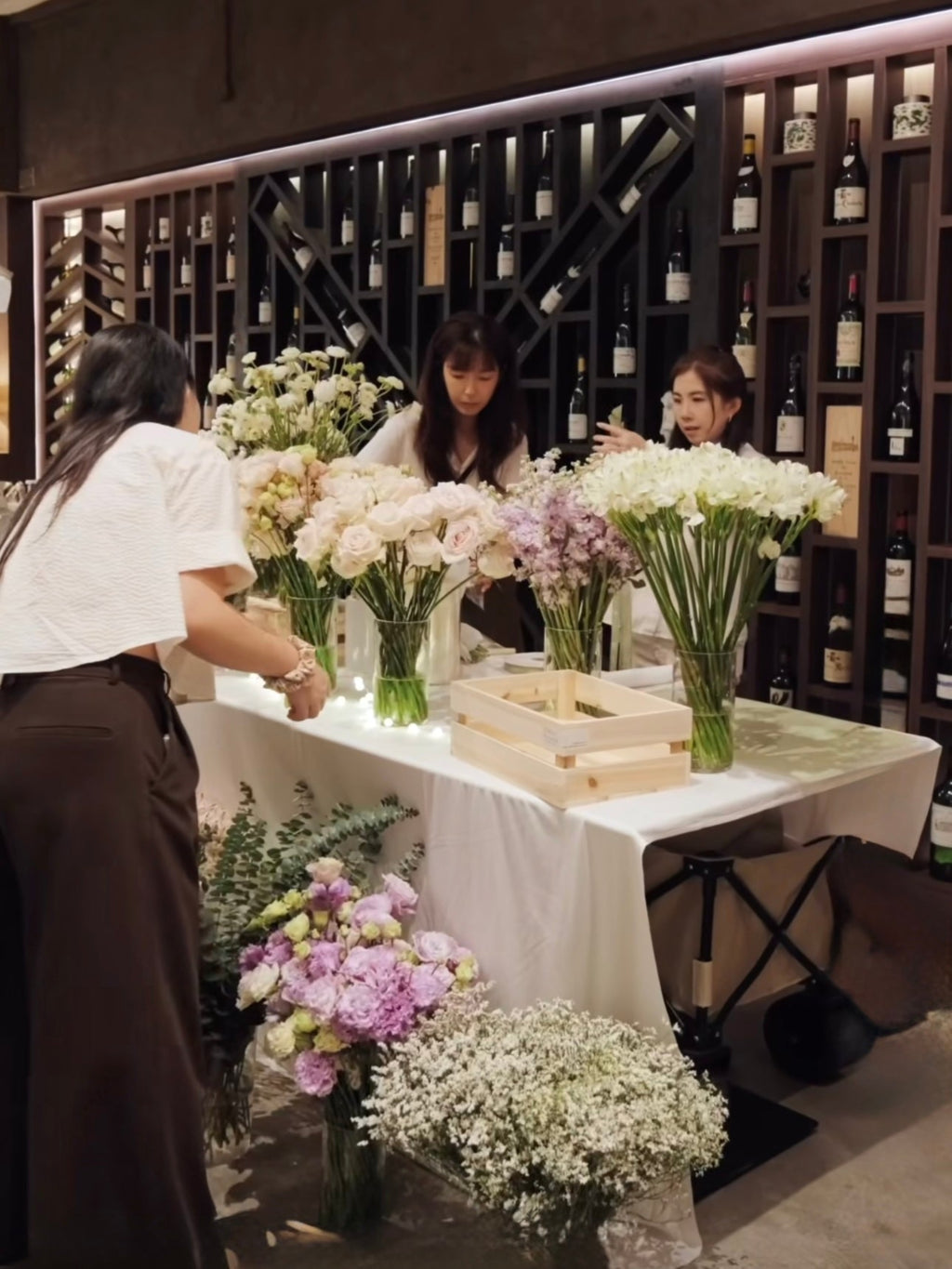 Set up a floral bar to wow and impress guest with unique flowers and gifts product launch party. Perfect for wedding gifts, press events, pop-ups, bridal showers, birthday parties, corporate dinner and dance, and more!