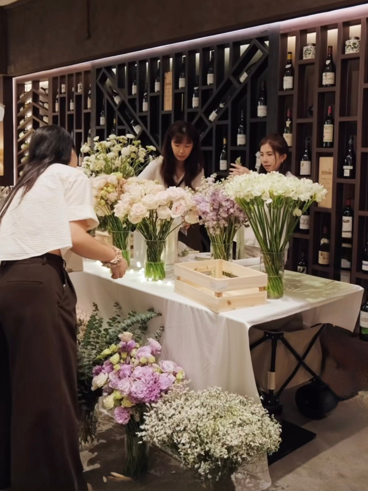 Set up a floral bar to wow and impress guest with unique flowers and gifts product launch party. Perfect for wedding gifts, press events, pop-ups, bridal showers, birthday parties, corporate dinner and dance, and more!