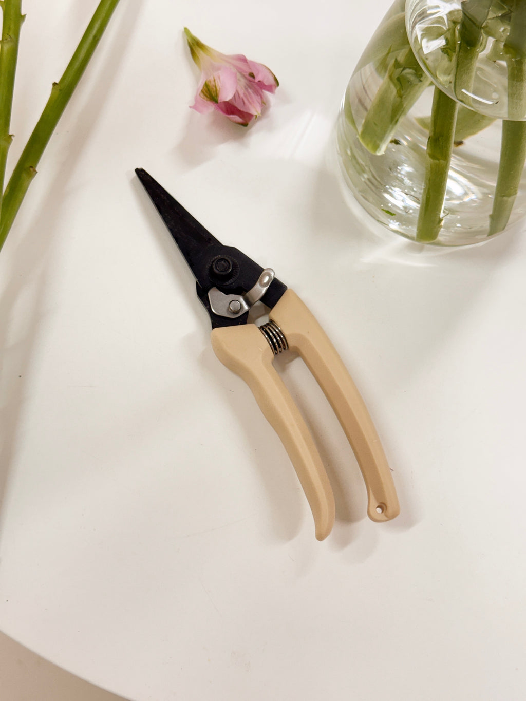 Florist cutter, suitable for flower arranging, gardening, trimming, pruning flowers etc. Available at Eden's Ground, a floral design boutique.