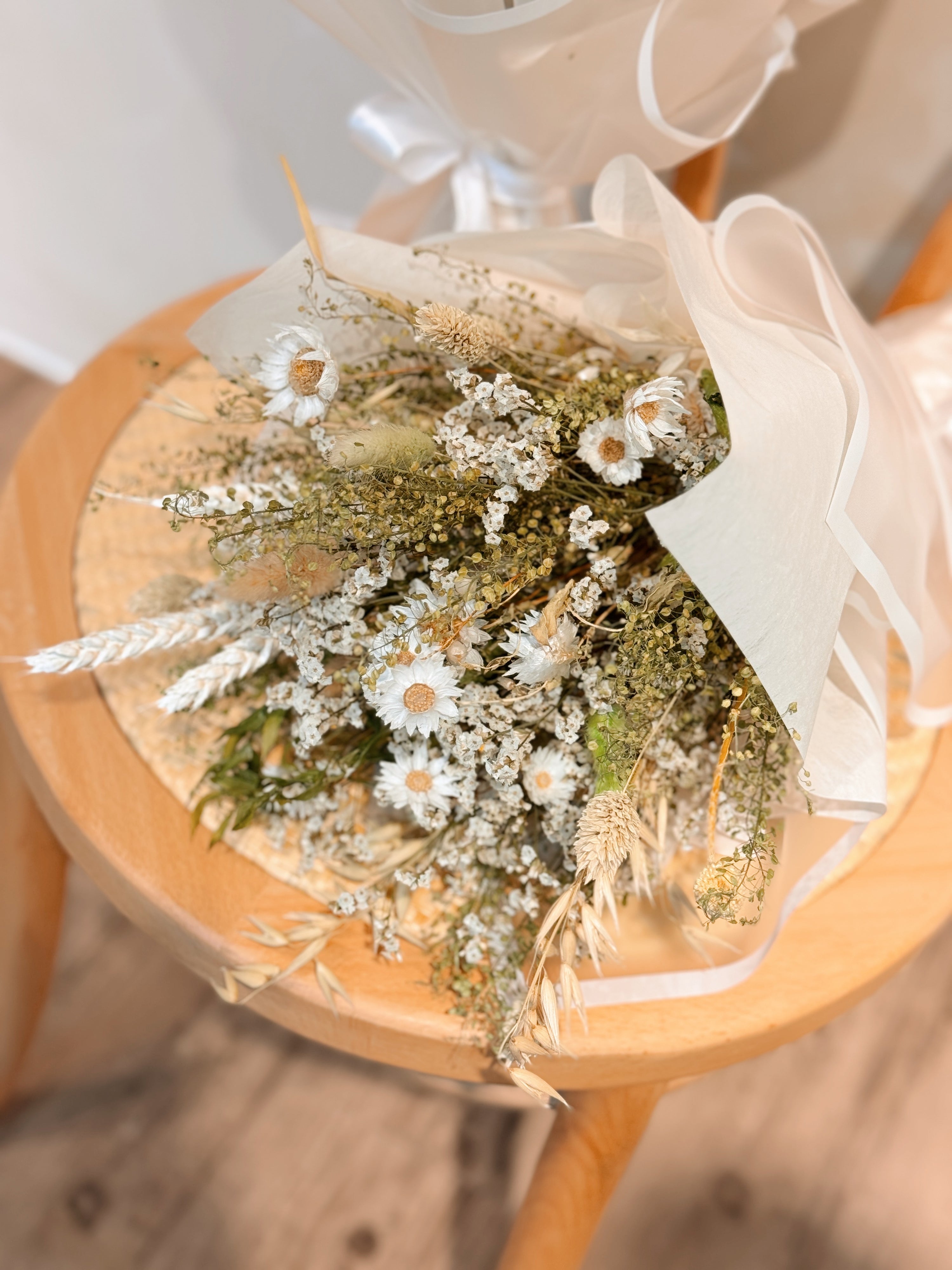 This earth-toned dried flower arrangement, featuring delicate chamomile and soft pink roses, is a timeless gift ideal for birthdays, celebrations, and showing appreciation to loved ones. Perfect for home decor, congratulatory gifts, and a cheerful gesture for best friends, this arrangement brings warmth, charm, and a touch of nature's beauty to any space.