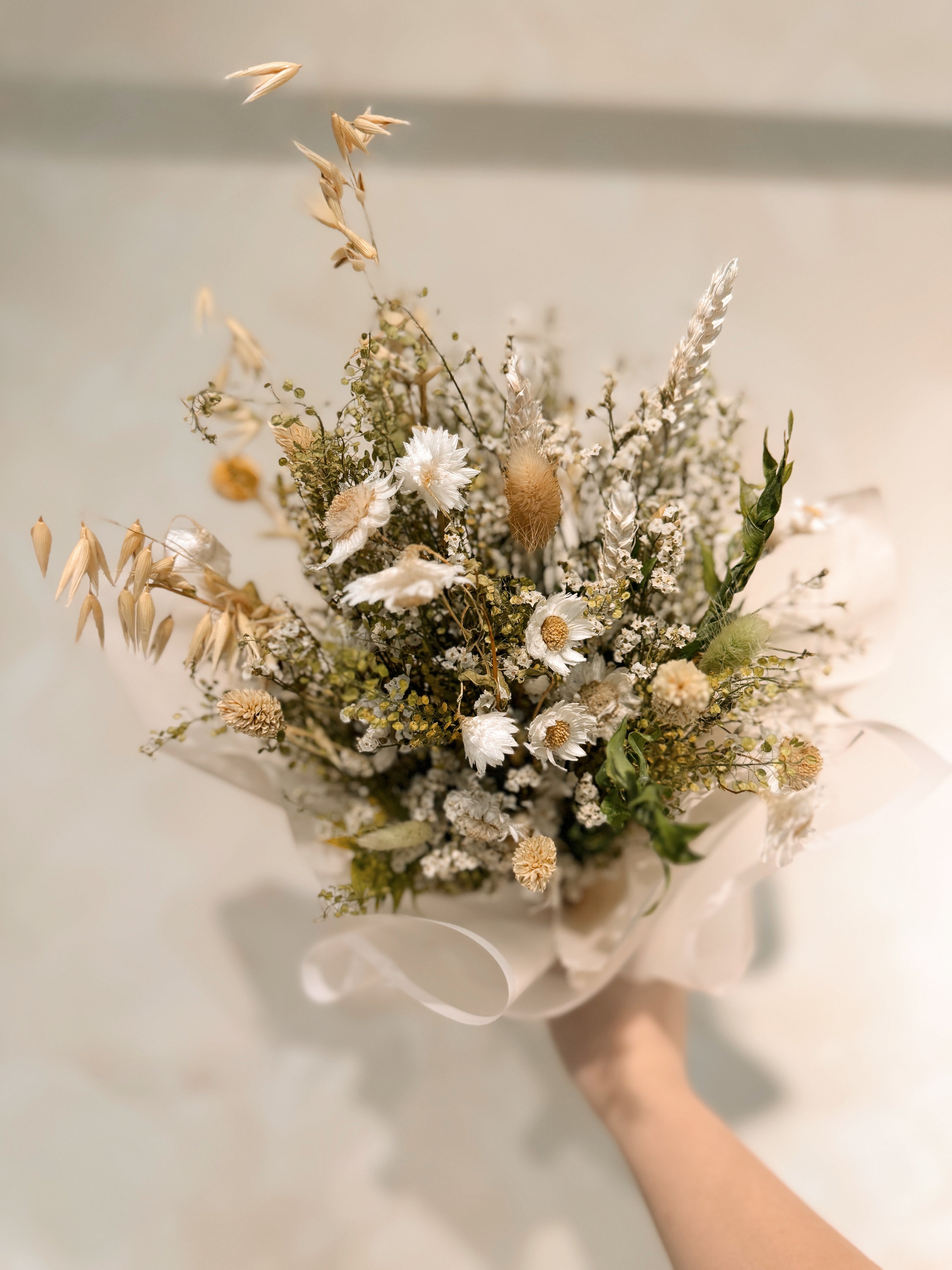 This earth-toned dried flower arrangement, featuring delicate chamomile and soft pink roses, is a timeless gift ideal for birthdays, celebrations, and showing appreciation to loved ones. Perfect for home decor, congratulatory gifts, and a cheerful gesture for best friends, this arrangement brings warmth, charm, and a touch of nature's beauty to any space.