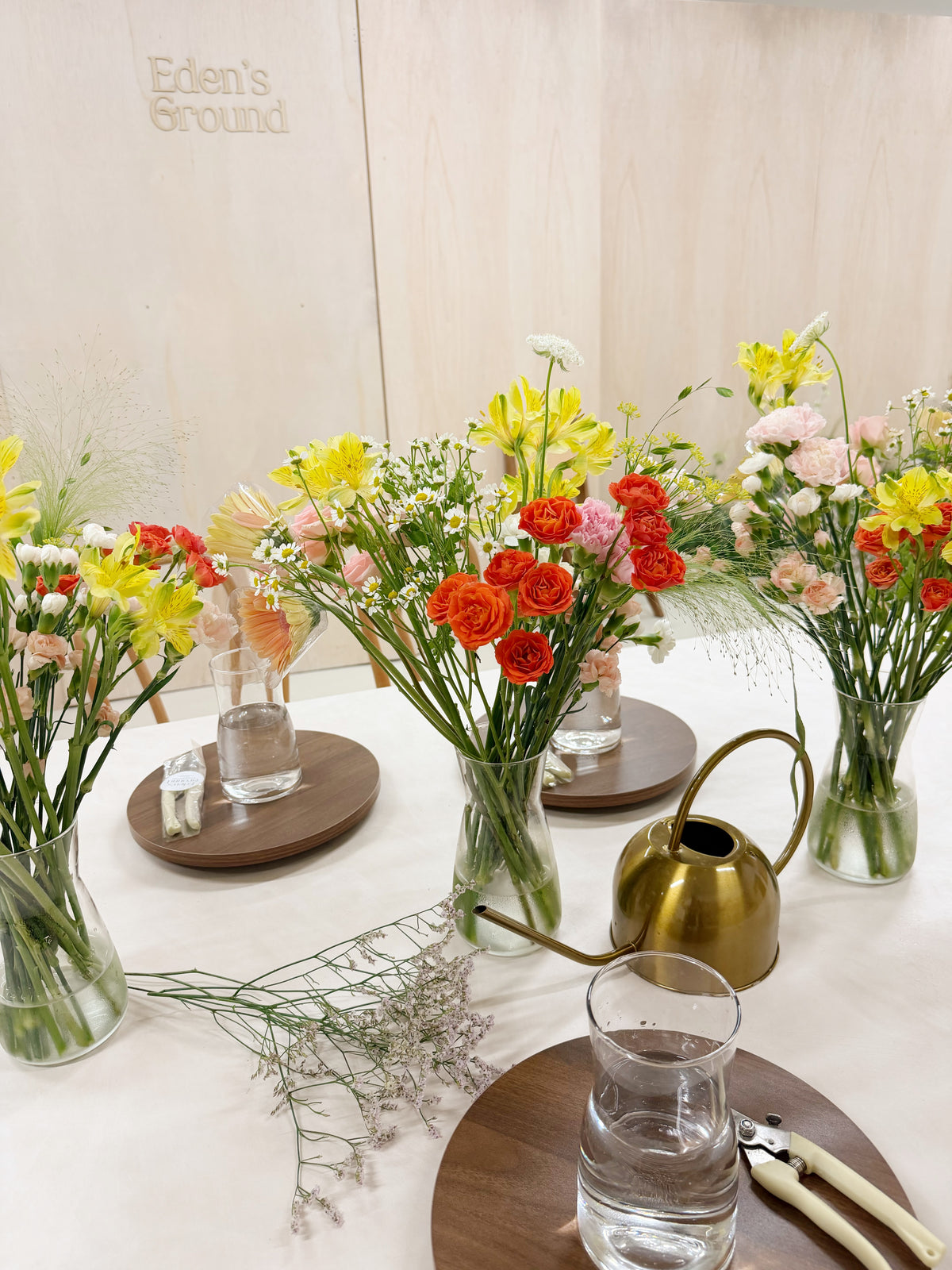 Floral vase arrangement workshop, learn how to make a balance vase arrangement with seasonal fresh flowers, guided by Eden's Ground, a floral design sudio in Singapore.