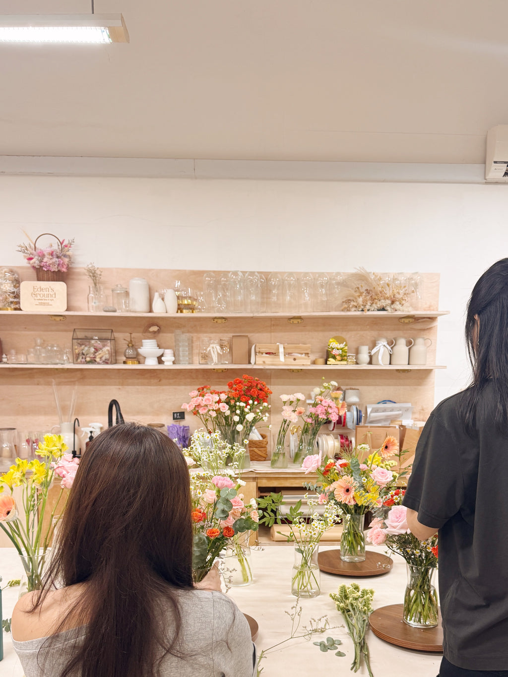 Floral vase arrangement workshop, learn how to make a balance vase arrangement with seasonal fresh flowers, guided by Eden's Ground, a floral design sudio in Singapore.