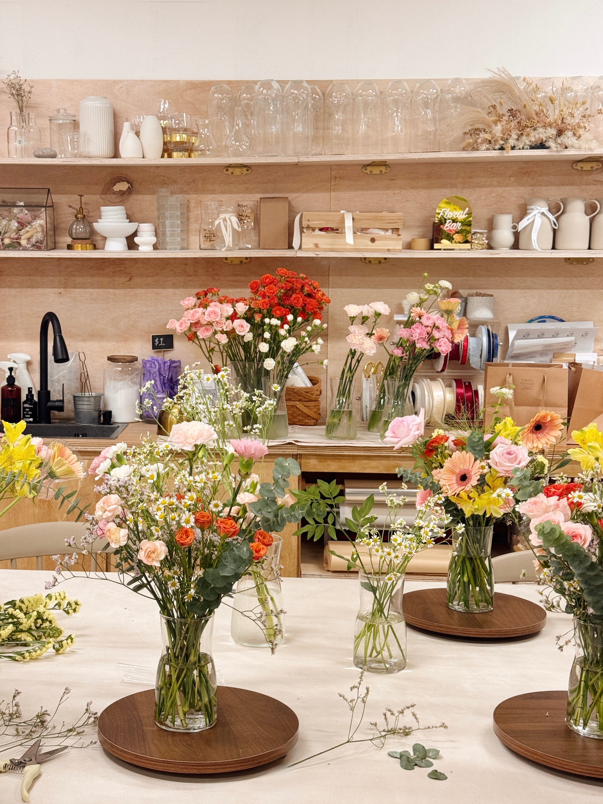 Floral vase arrangement workshop, learn how to make a balance vase arrangement with seasonal fresh flowers, guided by Eden's Ground, a floral design sudio in Singapore.