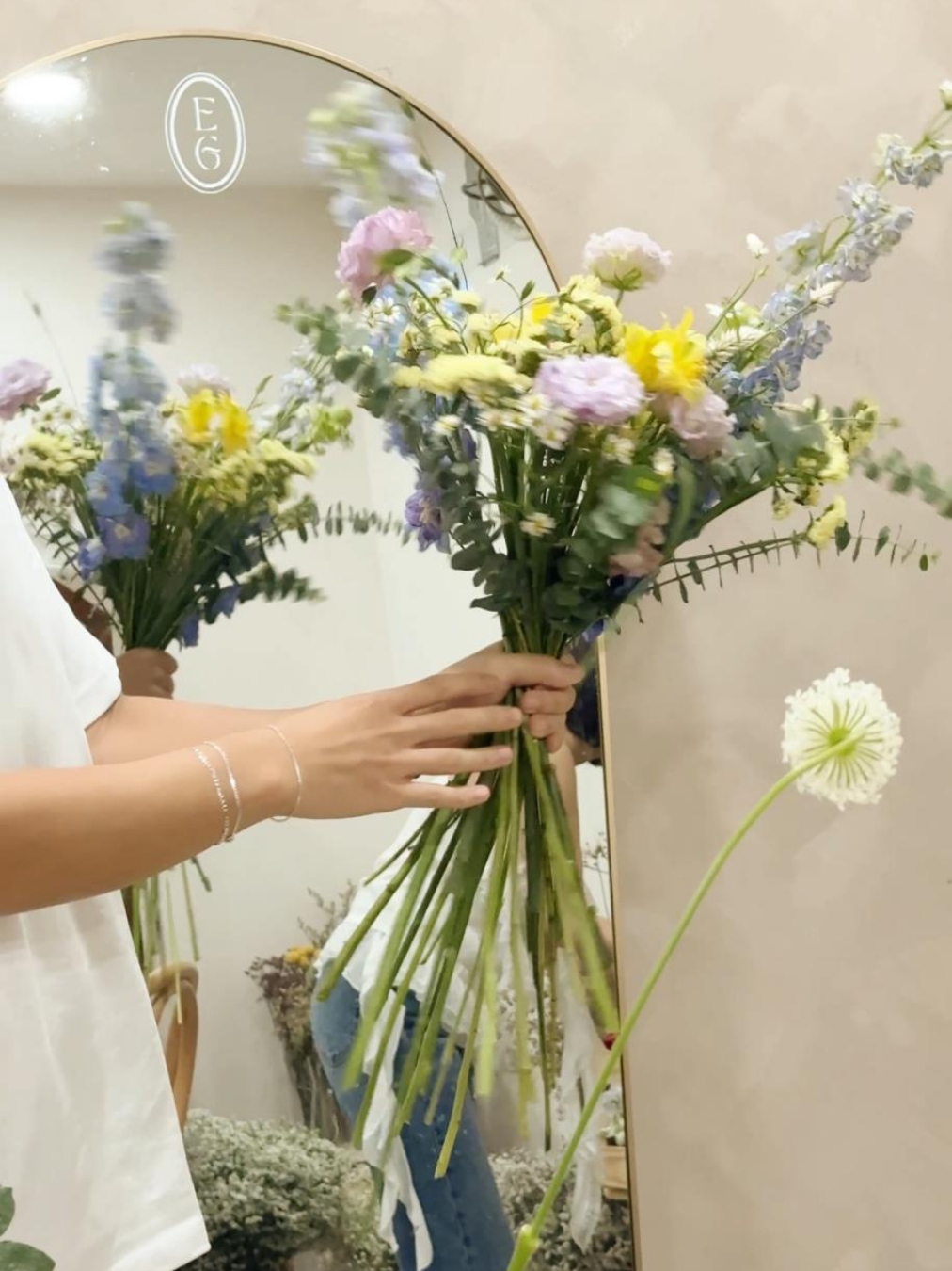 Bouquet making, floral arranging workshop in Singapore. Perfect for birthday celebration, learning a new skill, hobby class, or team bonding team, staff appreciation, and rewarding clients. A relaxing activity for the weekend, things to do for couples, build on your hobby for florist enthusiast in Singapore by Eden's Ground, a floral design studio. Located in the east, Joo Chiat.