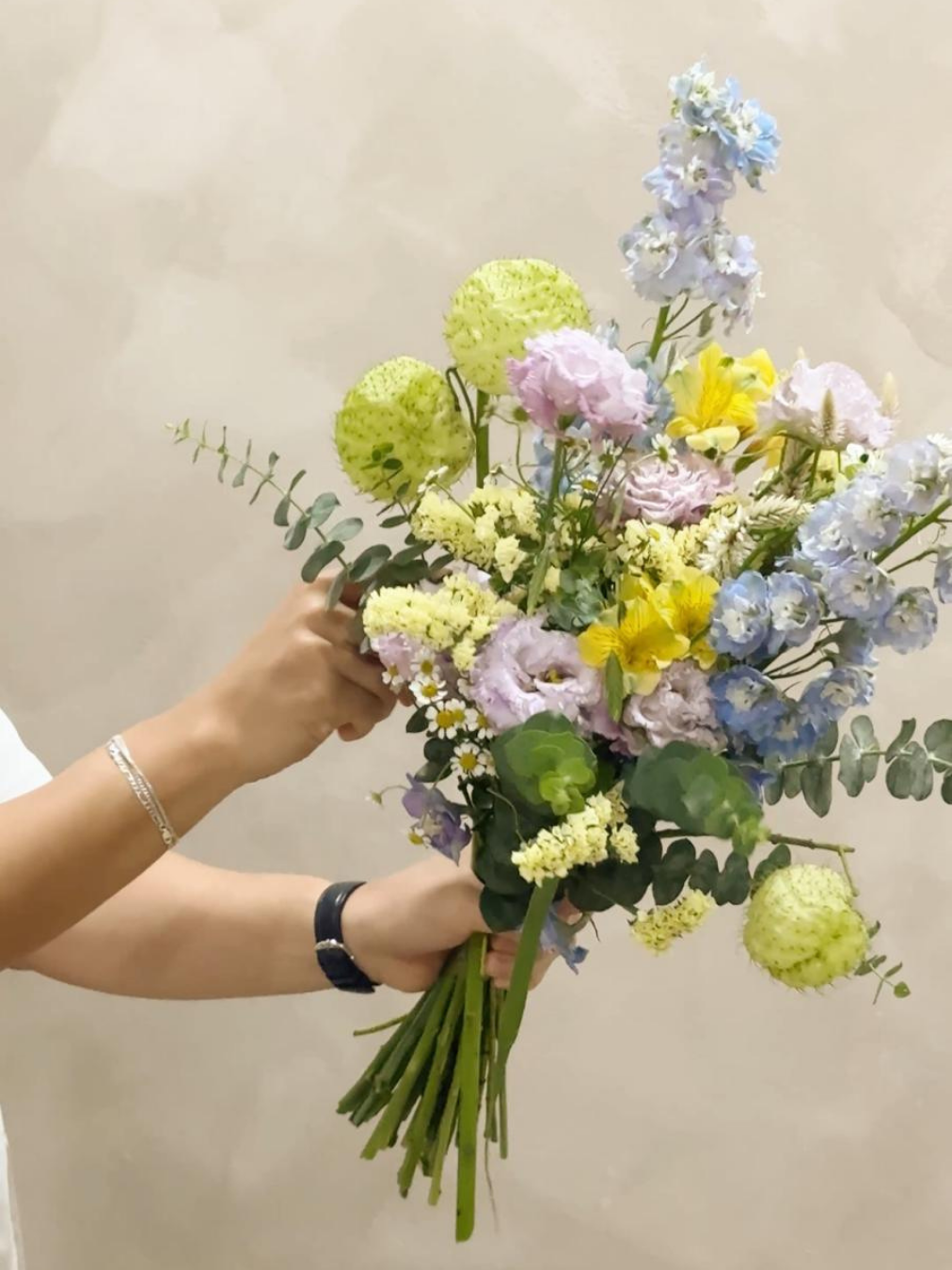 Bouquet making, floral arranging workshop in Singapore. Perfect for birthday celebration, learning a new skill, hobby class, or team bonding team, staff appreciation, and rewarding clients. A relaxing activity for the weekend, things to do for couples, build on your hobby for florist enthusiast in Singapore by Eden's Ground, a floral design studio. Located in the east, Joo Chiat.