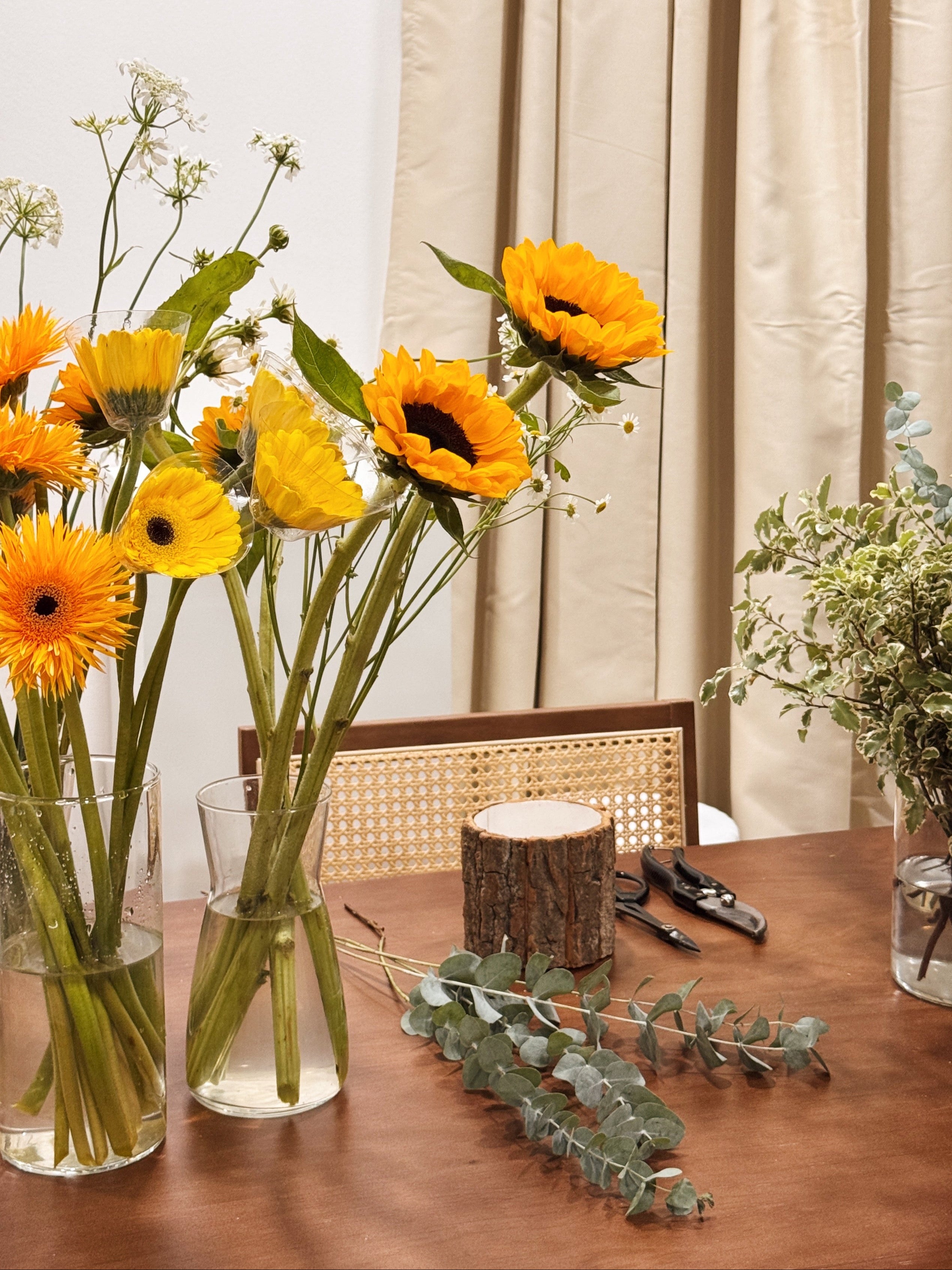 Make a log floral arrangement with cheerful sunflowers. Great activity for team bonding, or just a hobby class for flower lovers over the weekend. Hosted by Eden's Ground, a floral design boutique.