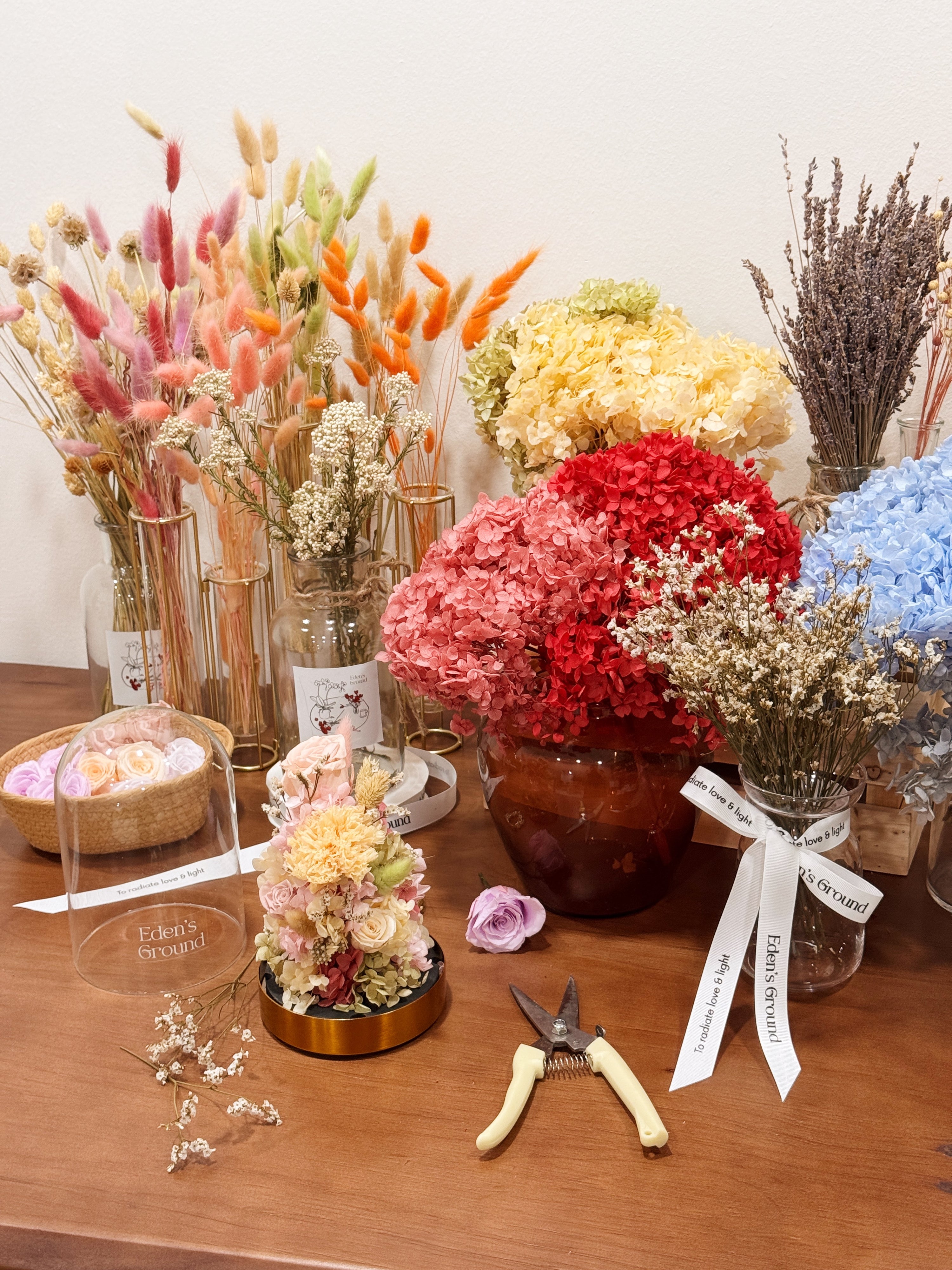 Wide variety of preserved flowers to choose from in this cosy weekend floral workshop with Eden’s Ground, to make your very own lighted floral dome arrangement. 