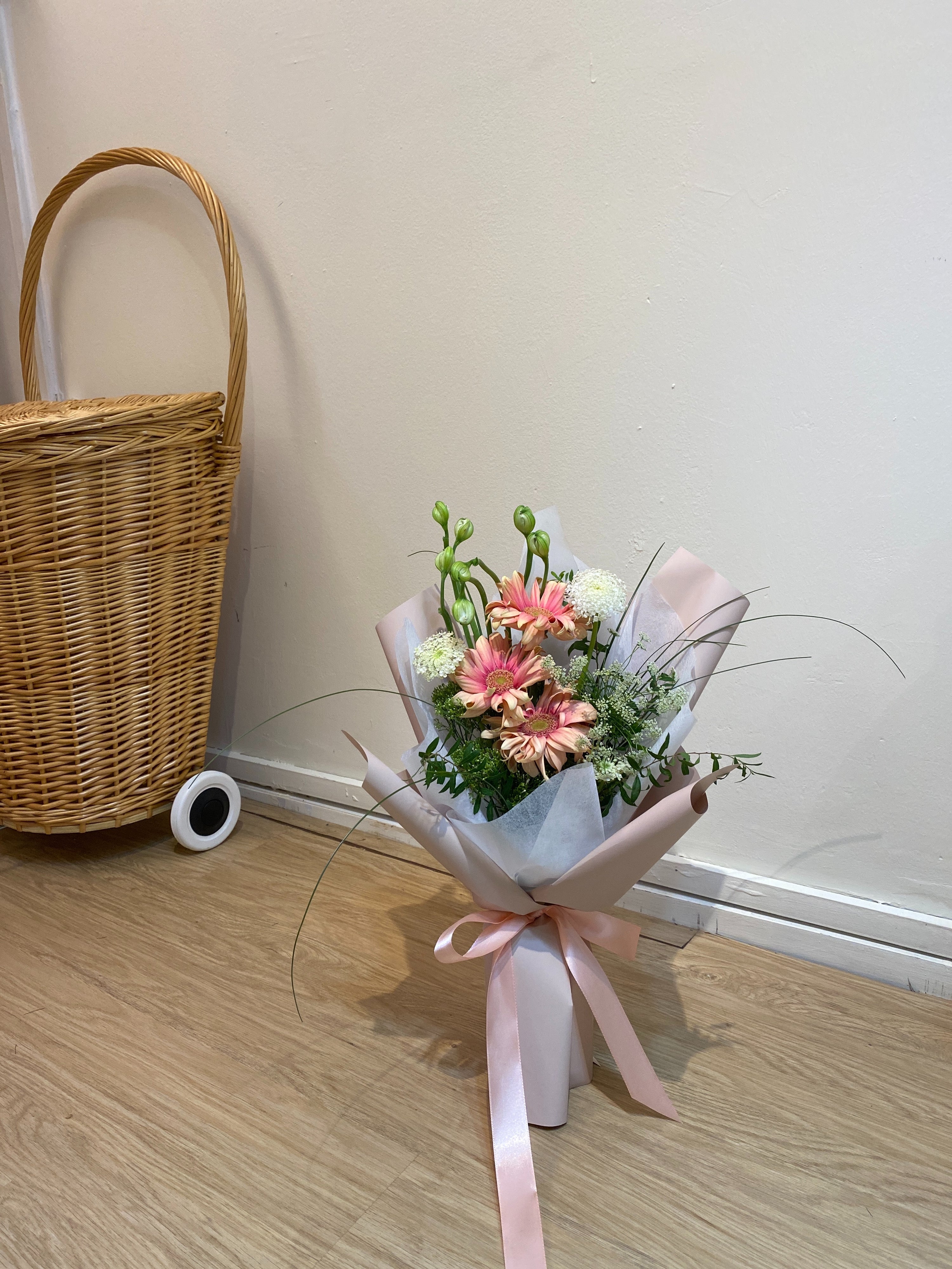 Floral arranging workshop for team bonding team, staff appreciation, or rewarding clients. A relaxing activity for the weekend, things to do for couples, build on your hobby for florist enthusiast in Singapore by Eden's Ground, a floral design studio.