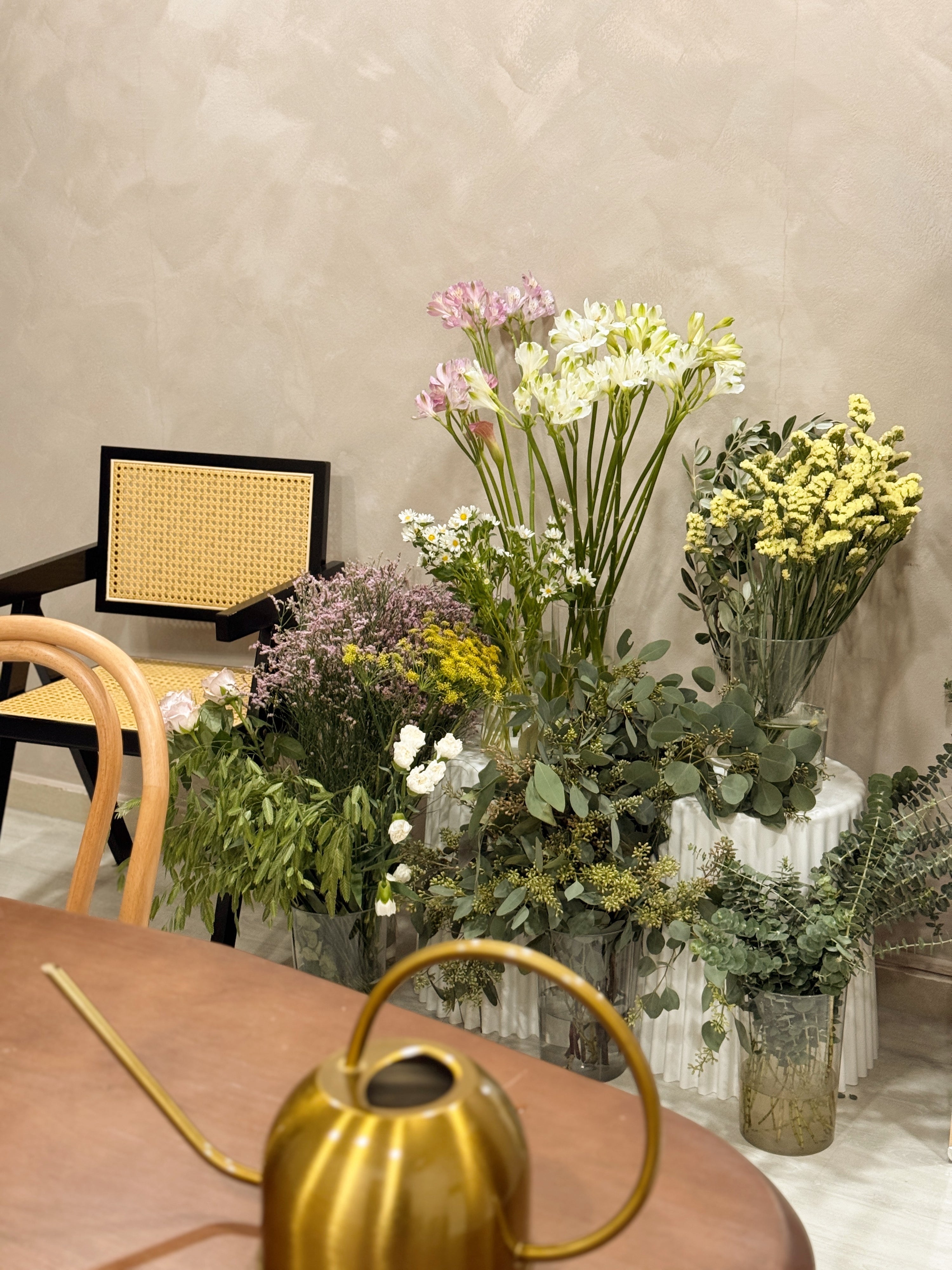 Vase floral arranging workshop in Singapore. Perfect for birthday celebration, learning a new skill, hobby class, or team bonding team, staff appreciation, and rewarding clients. A relaxing activity for the weekend, things to do for couples, build on your hobby for florist enthusiast in Singapore by Eden's Ground, a floral design studio.