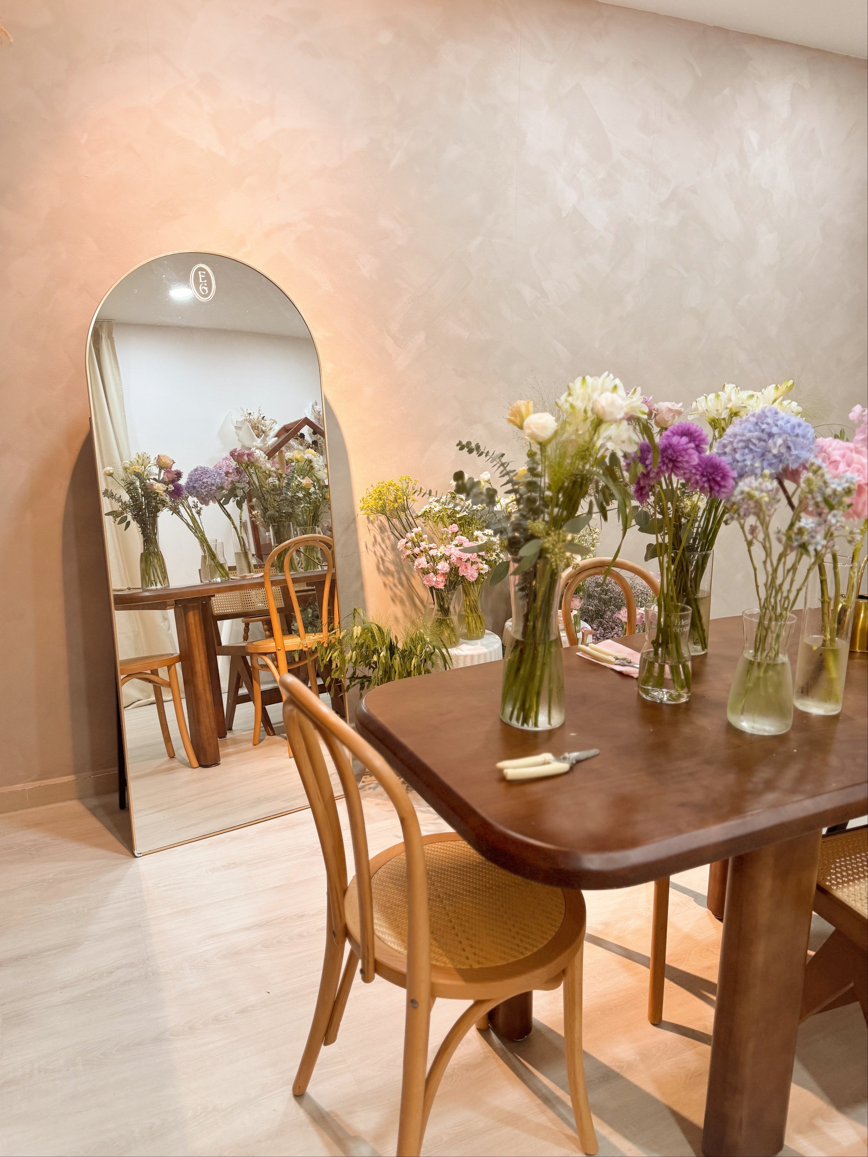 Bouquet making, floral arranging workshop in Singapore. Perfect for birthday celebration, learning a new skill, hobby class, or team bonding team, staff appreciation, and rewarding clients. A relaxing activity for the weekend, things to do for couples, build on your hobby for florist enthusiast in Singapore by Eden's Ground, a floral design studio.