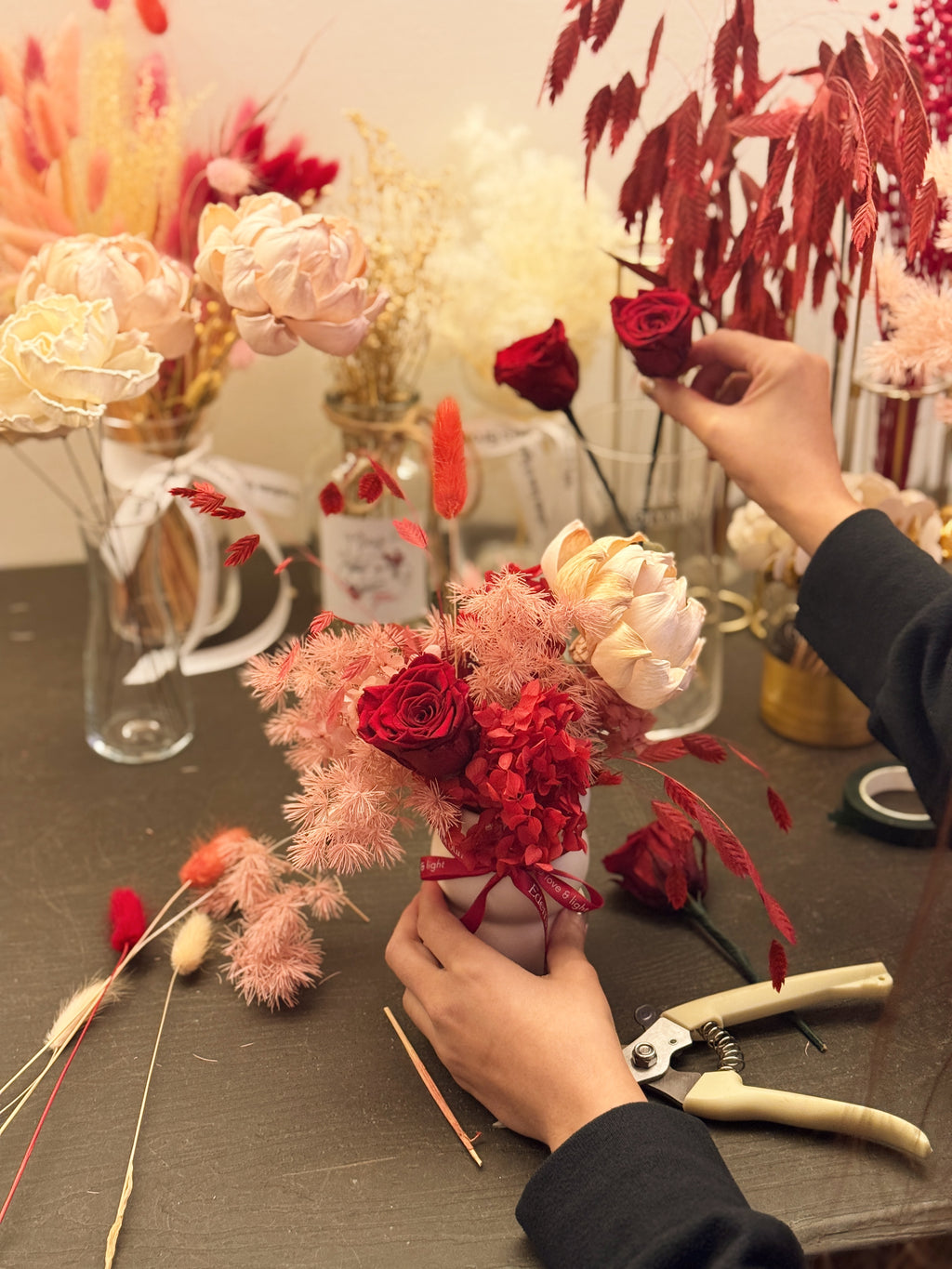 Valentine's Day Flower Arranging Workshop in Singapore. Create your own flower arrangement using a variety of preserved everlasting flowers, foliage and natural textures. Cosy size and intimate studio, it's the perfect couple activity or date idea to get into the mood of love.