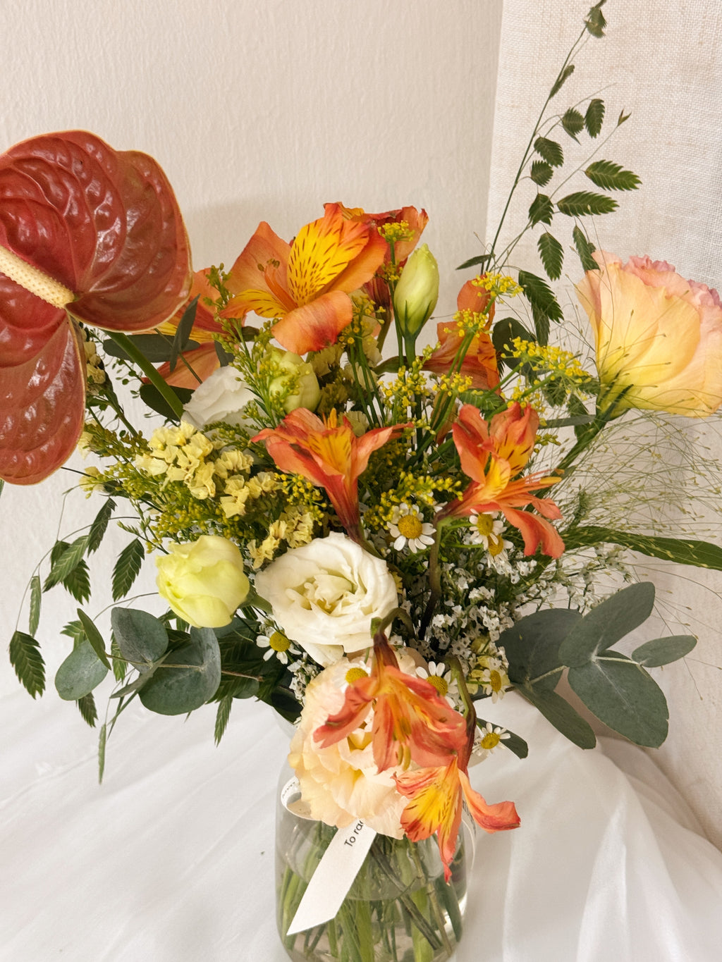 Floral vase arrangement workshop, learn how to make a balance vase arrangement with seasonal fresh flowers, guided by Eden's Ground, a floral design sudio in Singapore.
