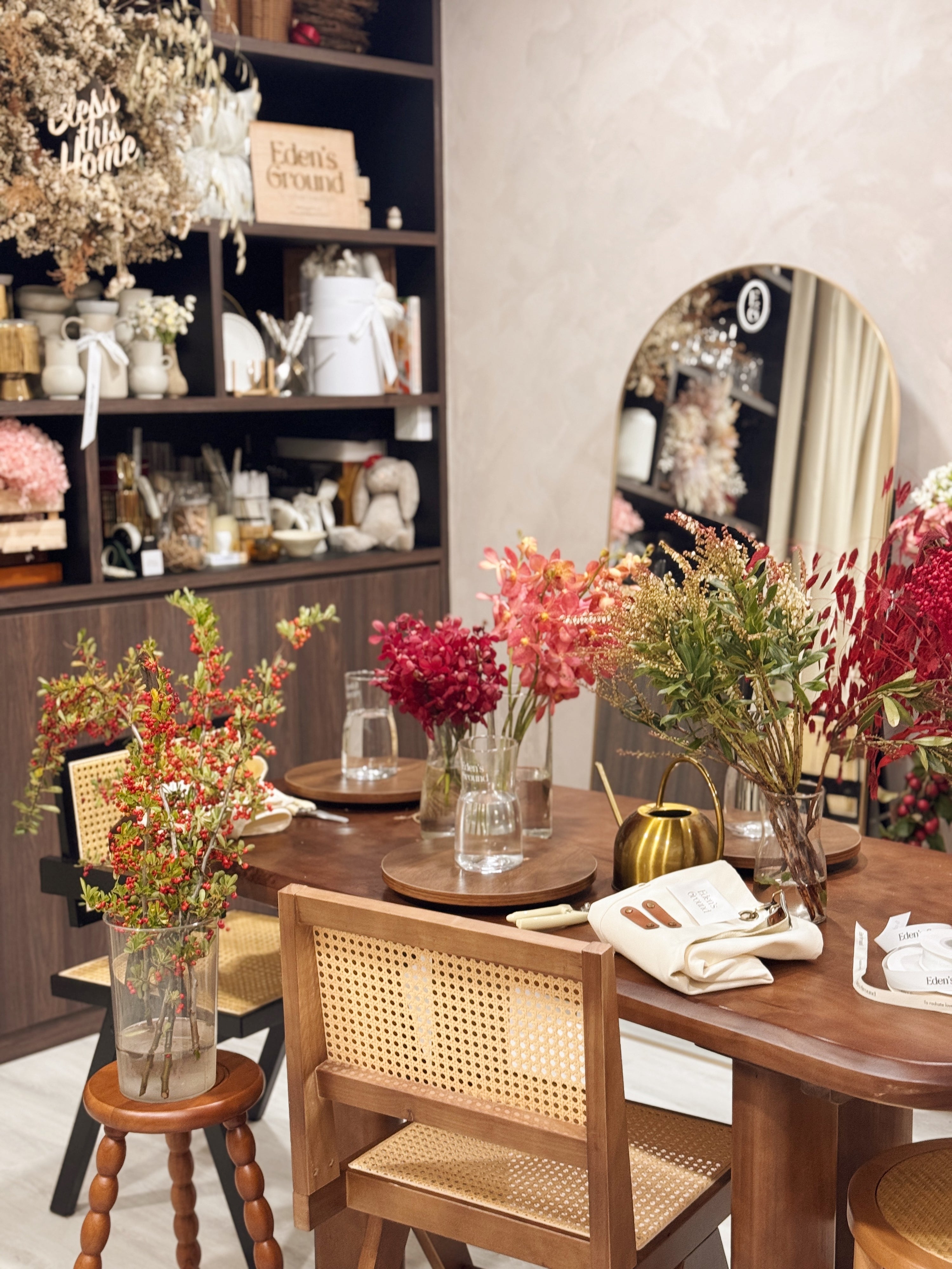 Floral arranging workshop for team bonding team, staff appreciation, or rewarding clients. A relaxing activity for the weekend, things to do for couples, build on your hobby for florist enthusiast in Singapore by Eden's Ground, a floral design studio.